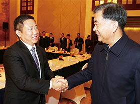 十九屆中央政治局常委，第十三屆全國政協主席汪洋與周海江握手合影